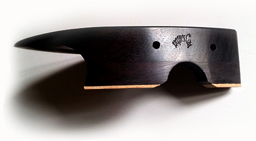 photo mentonnière Jacques GAY logo marque au fer